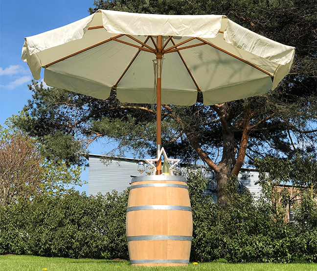 Weinfass mit Sonnenschirm